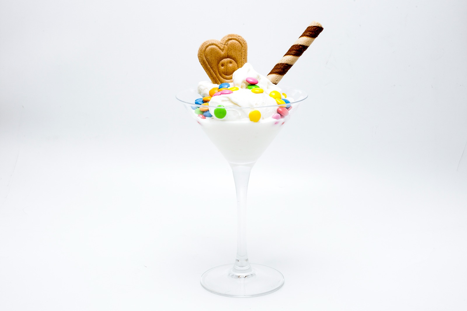 Coppa di gelato alla crema con smarties colorati, biscotto e wafer — preparato con basi Good Food Factory