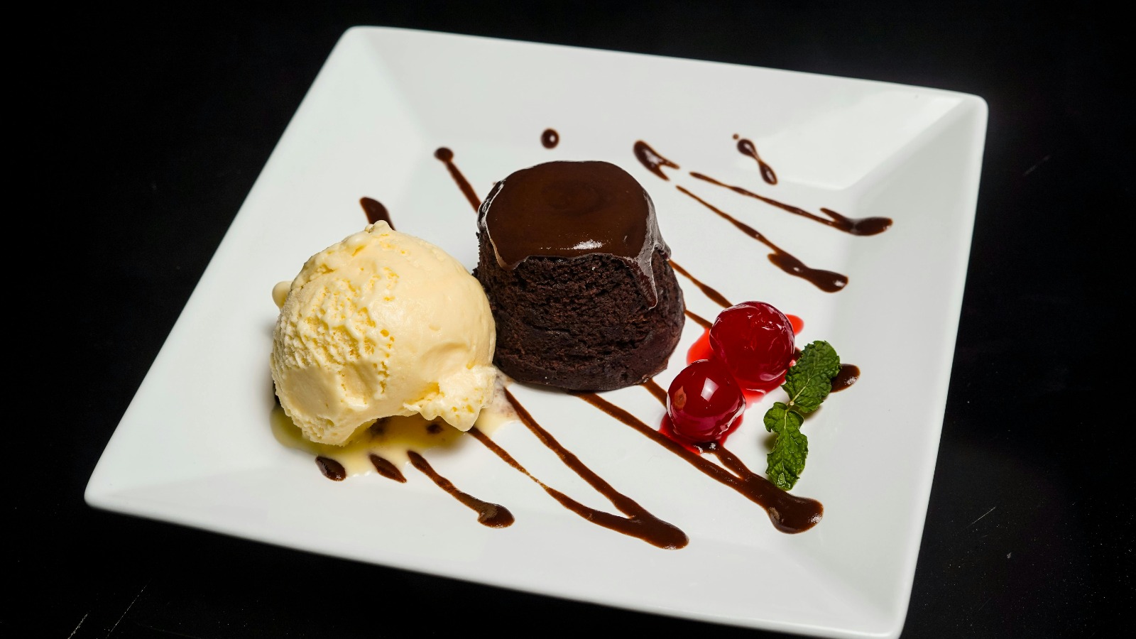 Dessert al piatto con tortino al cioccolato e gelato