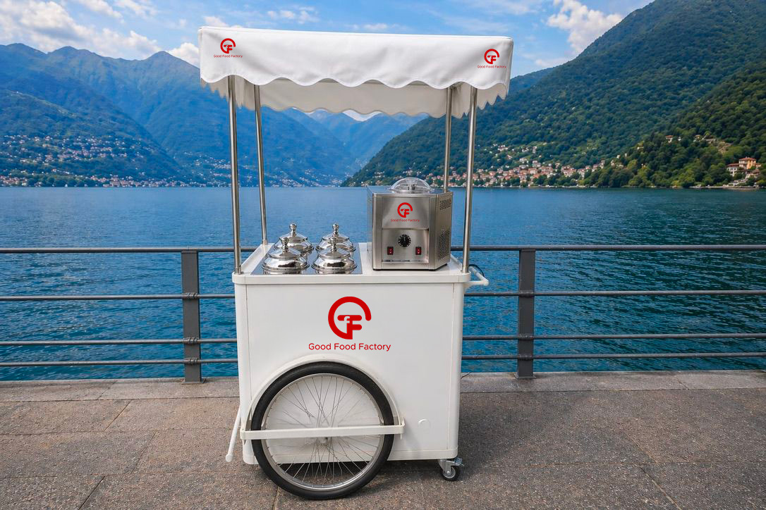 Carrettino del gelato Good Food Factory in riva al lago