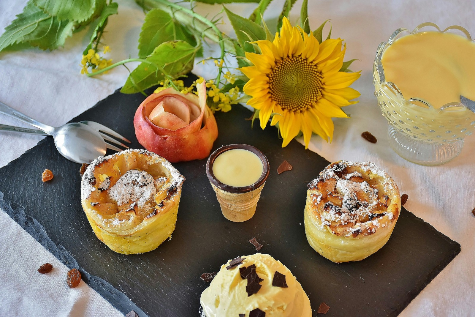 Dessert al piatto con gelato e pasticceria
