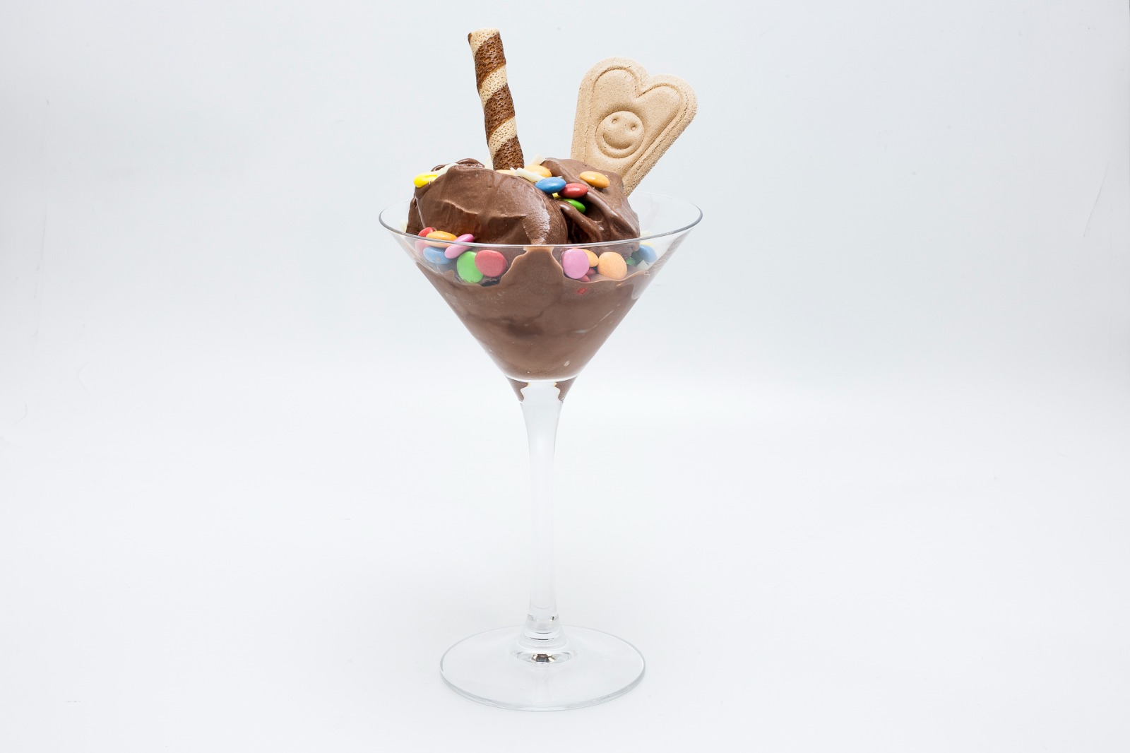 Coppa di gelato al cioccolato con smarties colorati, biscotto e wafer — preparato con base cioccolato Good Food Factory