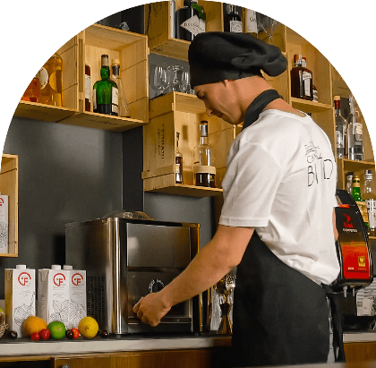 Barista all'opera con la macchina Gelato System durante la mantecazione